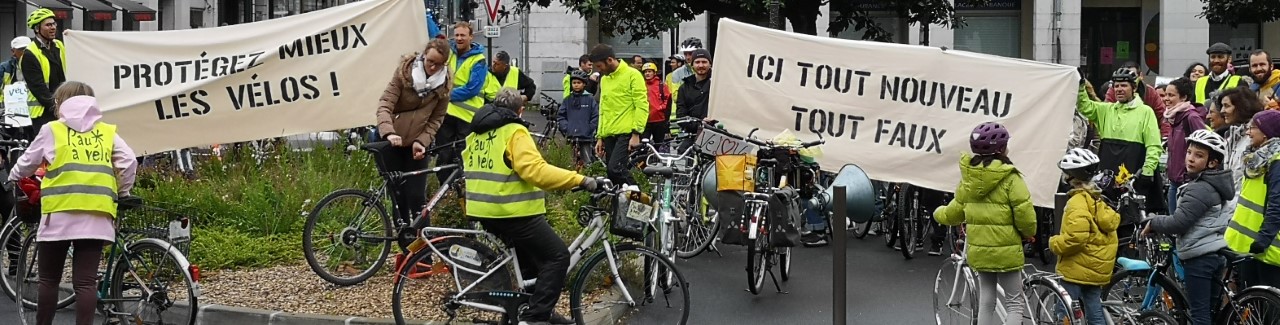 image des banderoles &ldquo;ici tout nouveau tout faux&rdquo; et &ldquo;protégez mieux les vélos&rdquo;