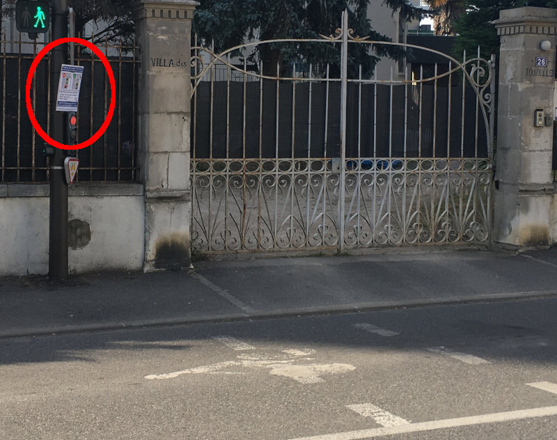 Photo de l&rsquo;affiche pédagogique sur le sas vélo dans son contexte, sous le feu rouge