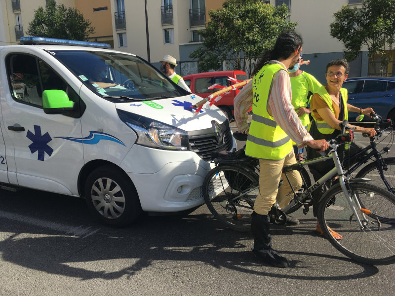 Photo d&rsquo;un automobiliste franchissant la ligne du sas vélo